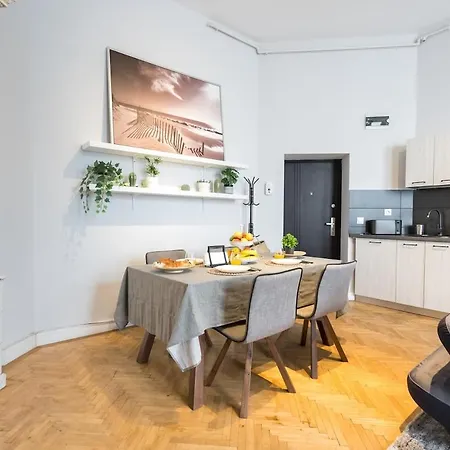 Апартаменти Sunny Large Flat - Amzei Square - Superb Balcony Бухарест