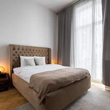 Апартаменти Sunny Large Flat - Amzei Square - Superb Balcony Бухарест