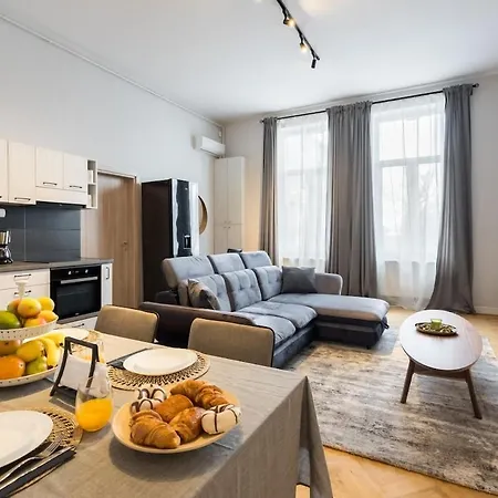 Sunny Large Flat - Amzei Square - Superb Balcony Апартаменти