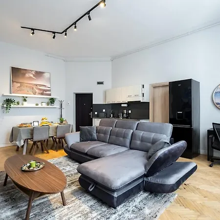 Апартаменти Sunny Large Flat - Amzei Square - Superb Balcony Бухарест